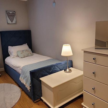 Three Bedroom Apartment By Beautiful Park ลอนดอน ภายนอก รูปภาพ